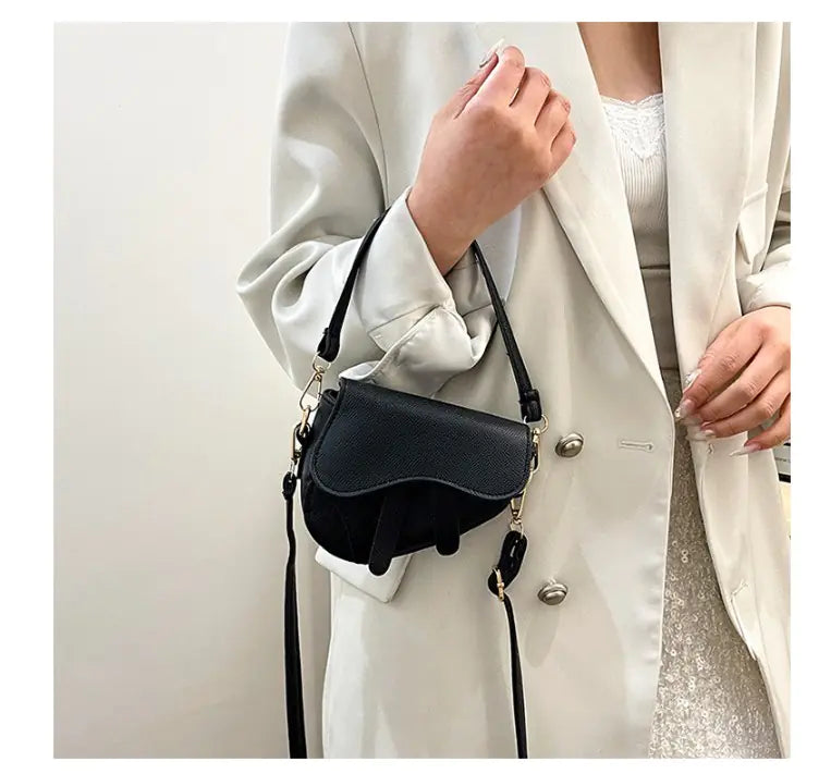 Versatile Women's Saddle Shoulder Bag - Kangaroo Style