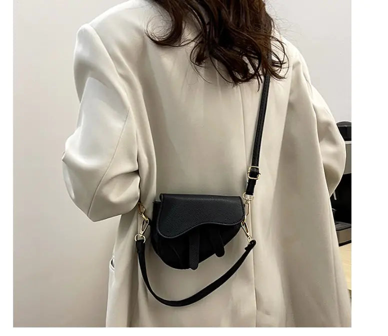Versatile Women's Saddle Shoulder Bag - Kangaroo Style